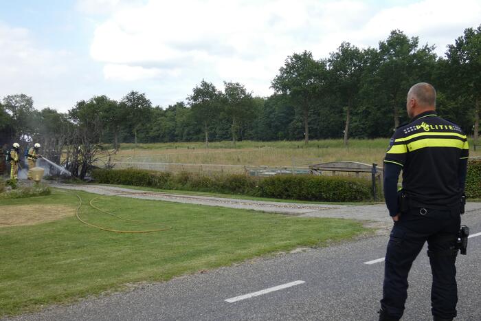 Stuk struiken gaan in vlammen op