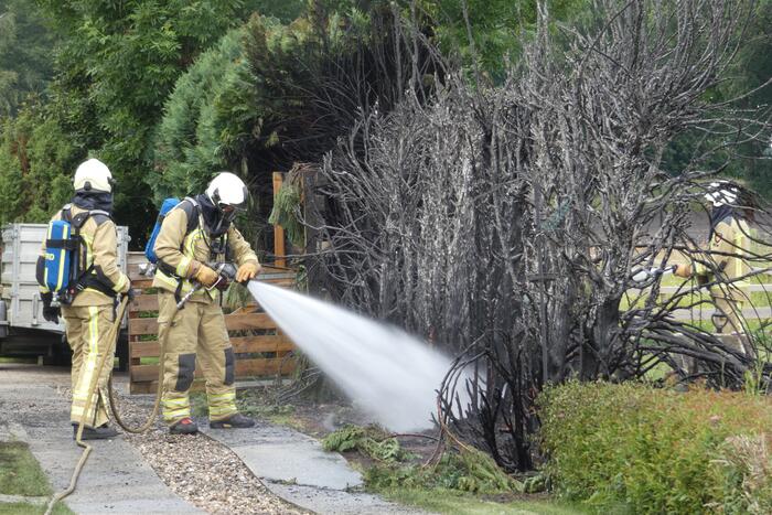 Stuk struiken gaan in vlammen op