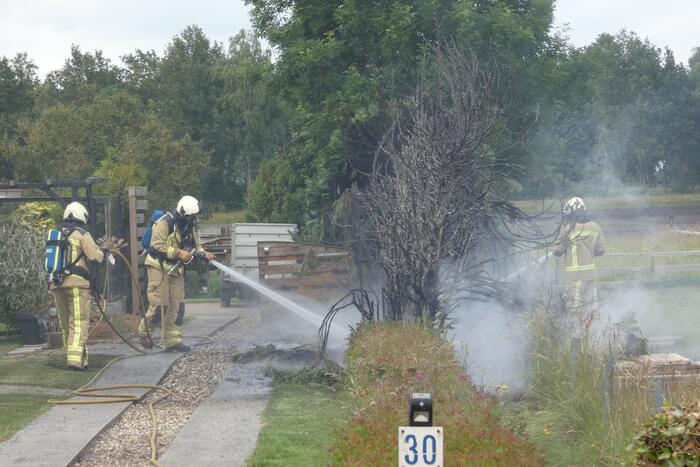 Stuk struiken gaan in vlammen op