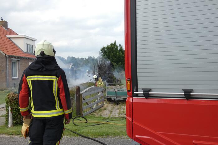 Stuk struiken gaan in vlammen op