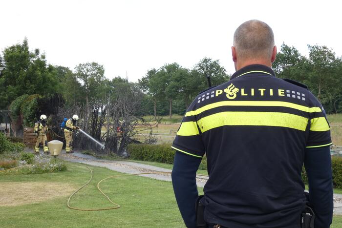 Stuk struiken gaan in vlammen op