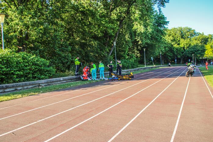 Persoon zwaargewond bij incident op atletiekbaan