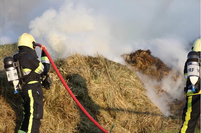 Veel rook bij brand in berg gras
