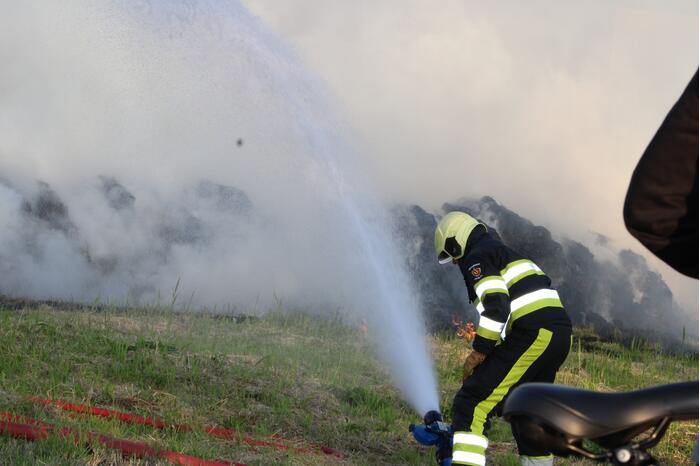 Veel rook bij brand in berg gras