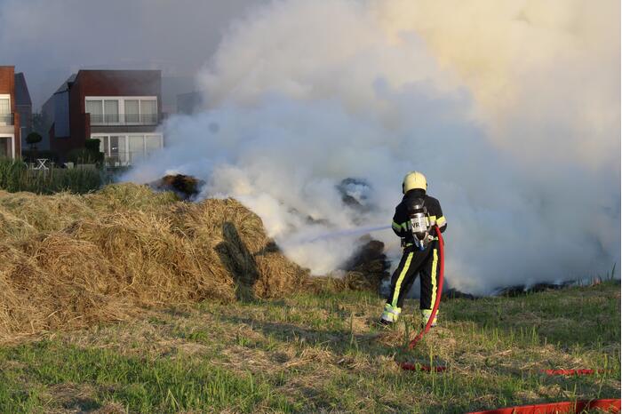 Veel rook bij brand in berg gras