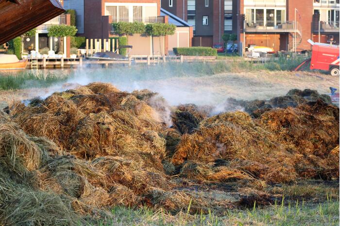 Veel rook bij brand in berg gras