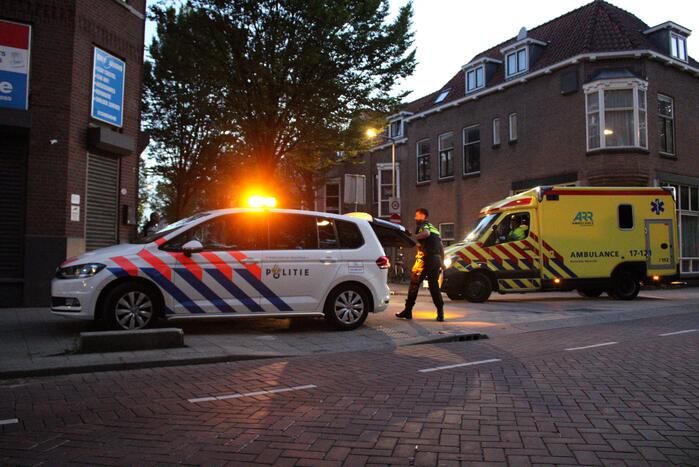 Bezorgscooter botst op geparkeerde auto