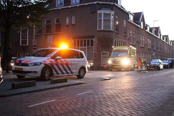 Bezorgscooter botst op geparkeerde auto