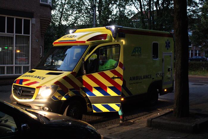 Bezorgscooter botst op geparkeerde auto