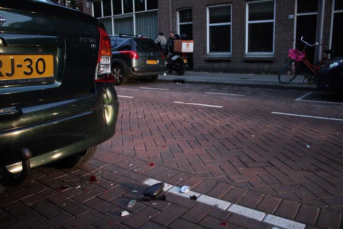 Bezorgscooter botst op geparkeerde auto