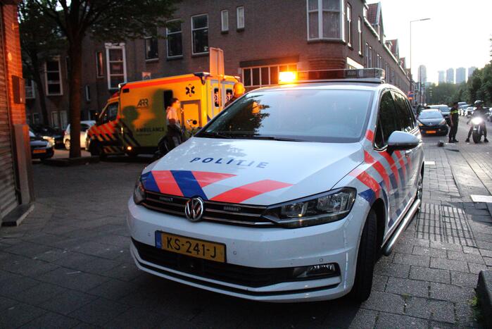 Bezorgscooter botst op geparkeerde auto