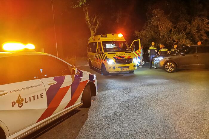 Auto belandt in greppel hulpdiensten groots ingezet