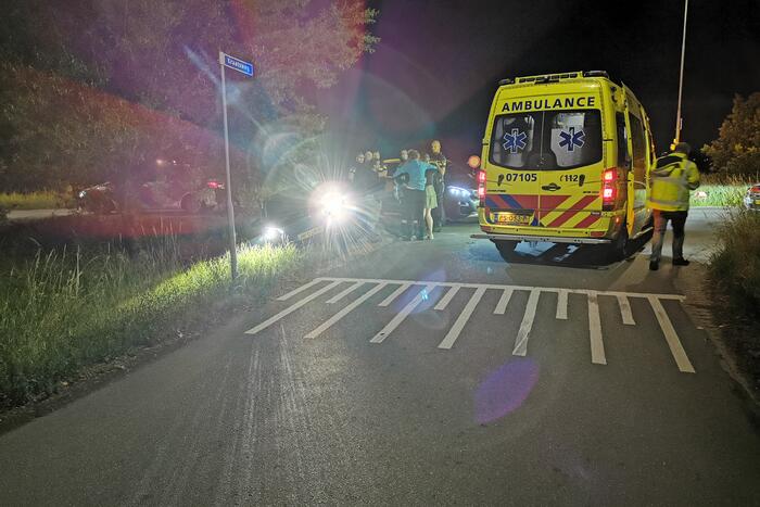 Auto belandt in greppel hulpdiensten groots ingezet
