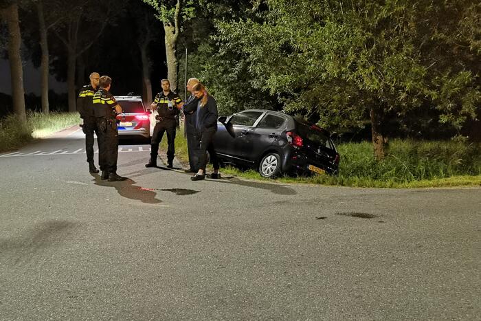 Auto belandt in greppel hulpdiensten groots ingezet