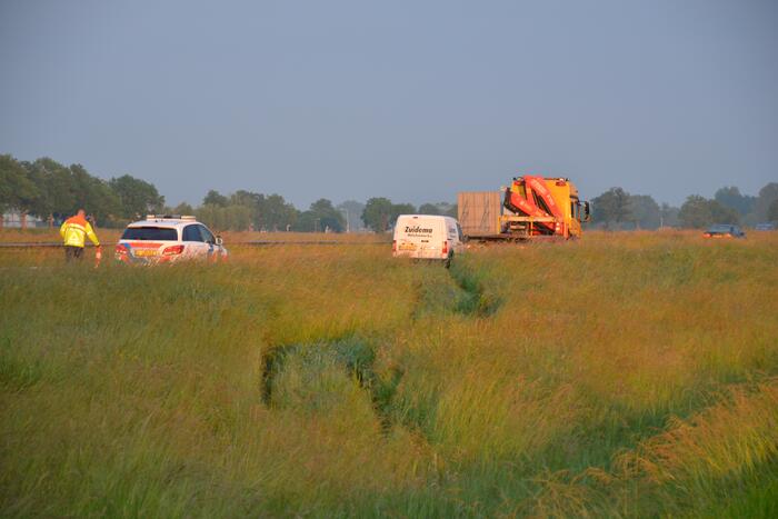 Bestuurder raakt met bestelbus van de snelweg