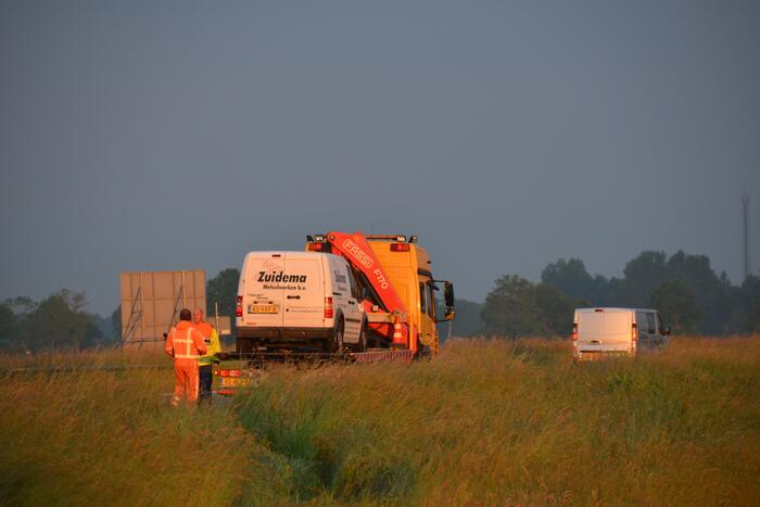 Bestuurder raakt met bestelbus van de snelweg