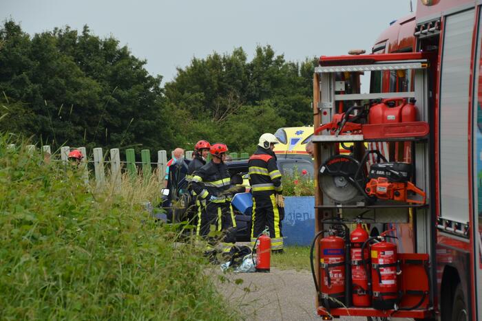 Auto komt tot stilstand tegen vangrail