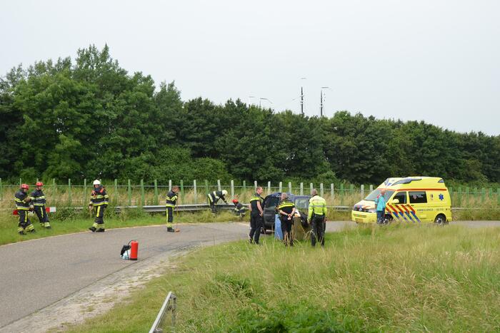 Auto komt tot stilstand tegen vangrail