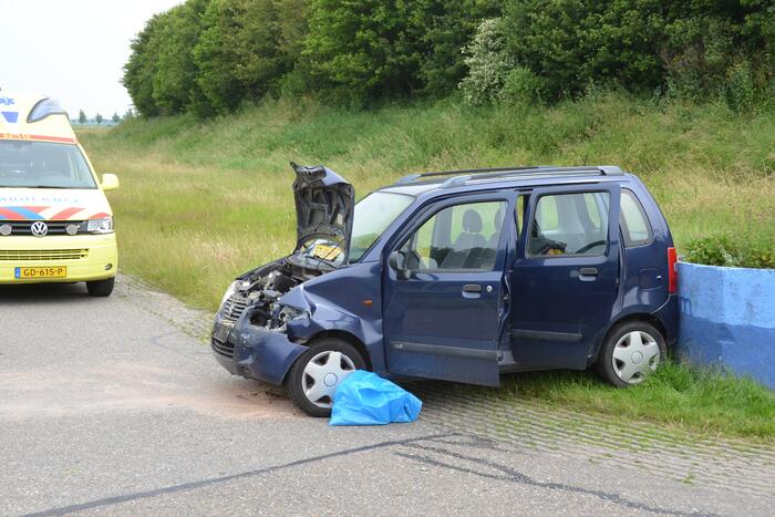 Auto komt tot stilstand tegen vangrail