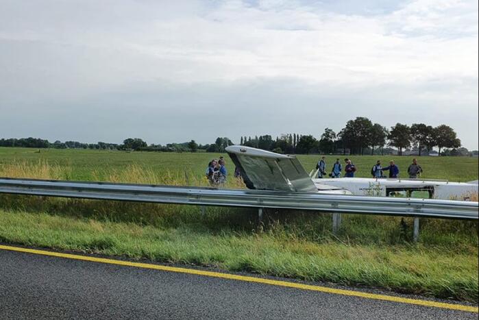Para-vliegtuig met 18 man crasht in weiland