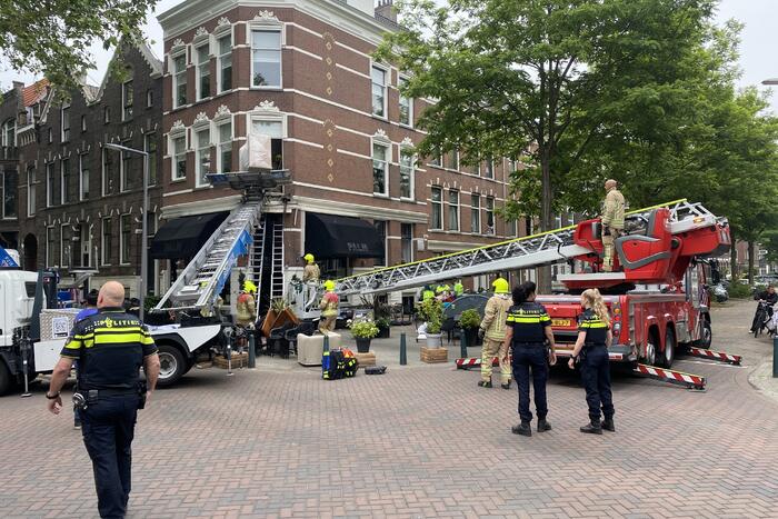 Man bekneld tussen gevel en verhuislift
