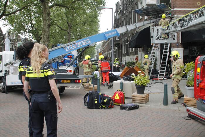 Man bekneld tussen gevel en verhuislift