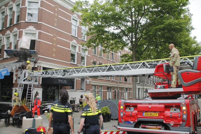 Man bekneld tussen gevel en verhuislift