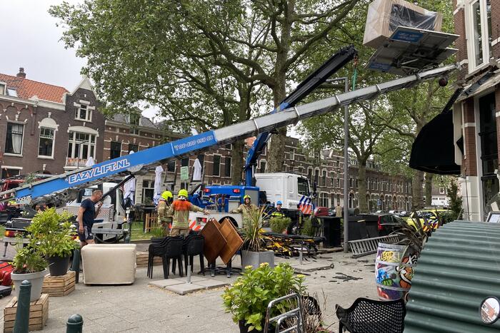 Man bekneld tussen gevel en verhuislift