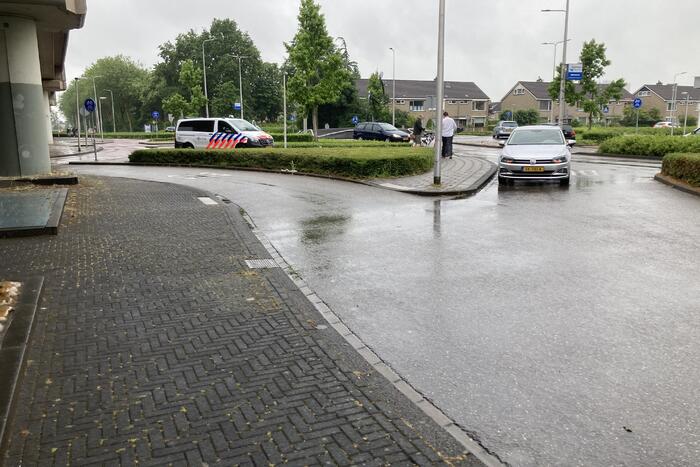 Fietser gewond bij botsing met auto op rotonde