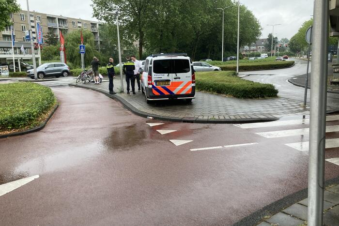Fietser gewond bij botsing met auto op rotonde