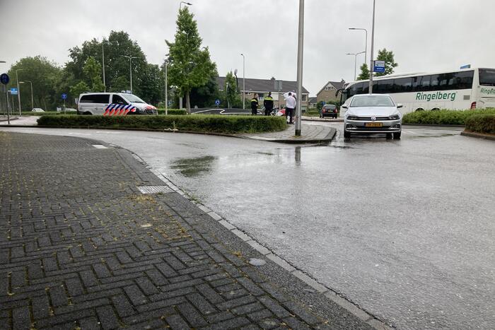 Fietser gewond bij botsing met auto op rotonde
