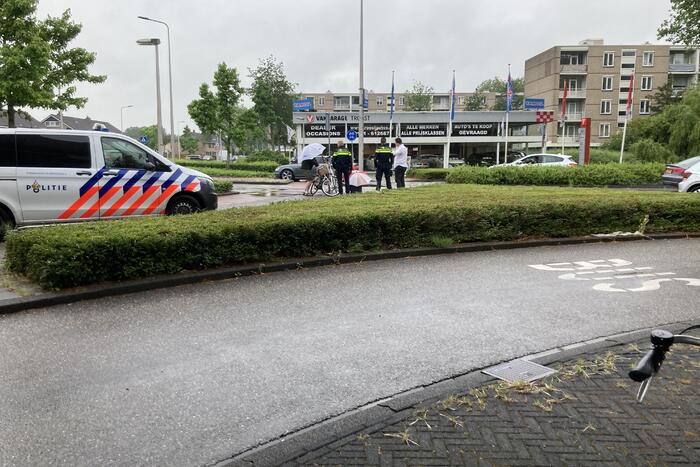 Fietser gewond bij botsing met auto op rotonde