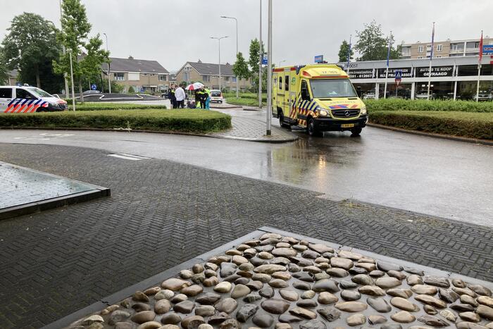 Fietser gewond bij botsing met auto op rotonde