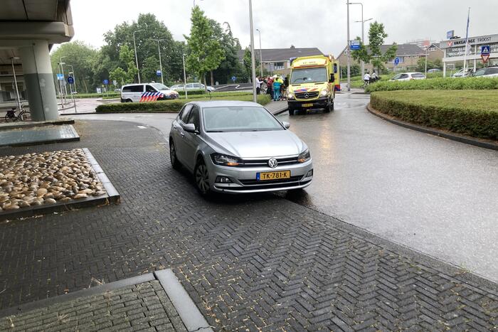 Fietser gewond bij botsing met auto op rotonde