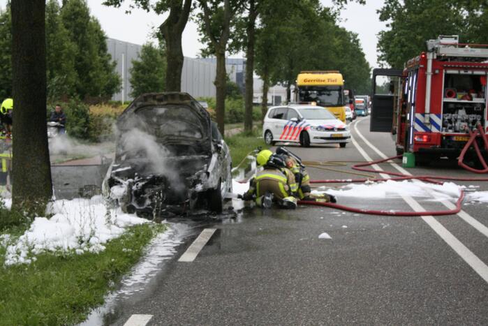 Auto verwoest door uitslaande brand