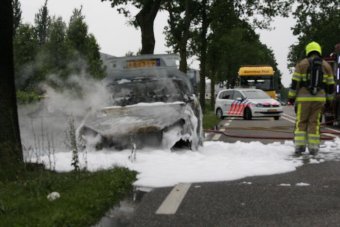 Auto verwoest door uitslaande brand
