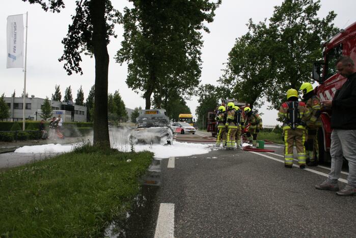 Auto verwoest door uitslaande brand