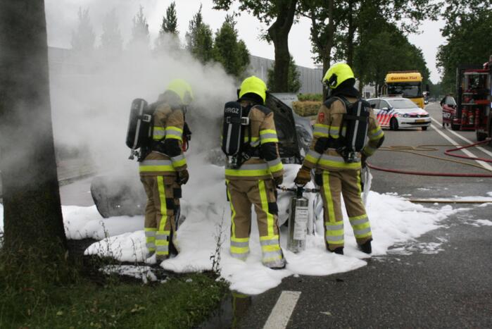 Auto verwoest door uitslaande brand
