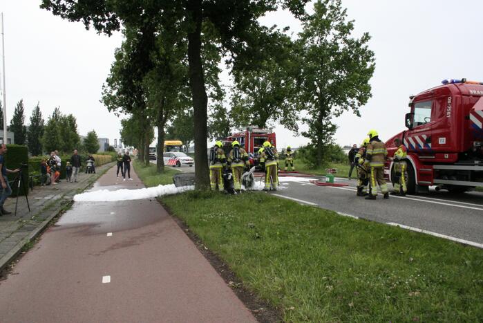 Auto verwoest door uitslaande brand