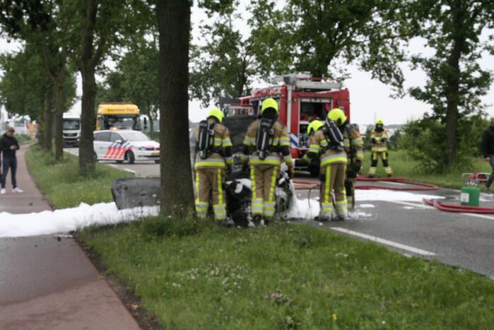 Auto verwoest door uitslaande brand