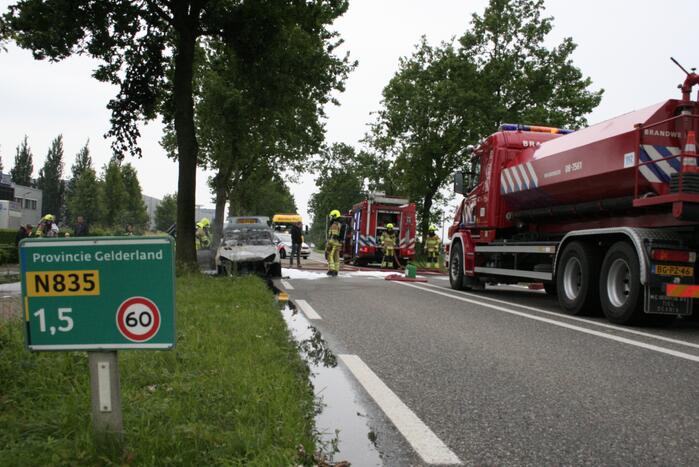 Auto verwoest door uitslaande brand