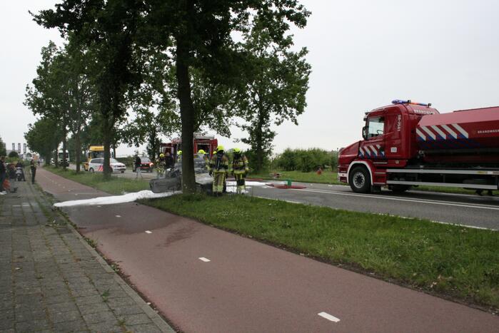 Auto verwoest door uitslaande brand