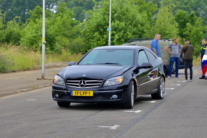 Auto botst achterop bestelwagen