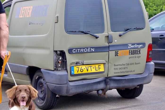 Auto botst achterop bestelwagen