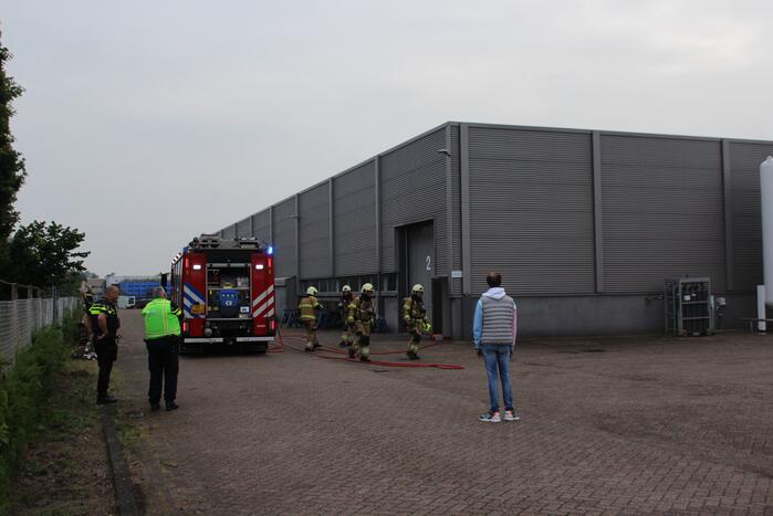 Bedrijfspand vol rook door brand
