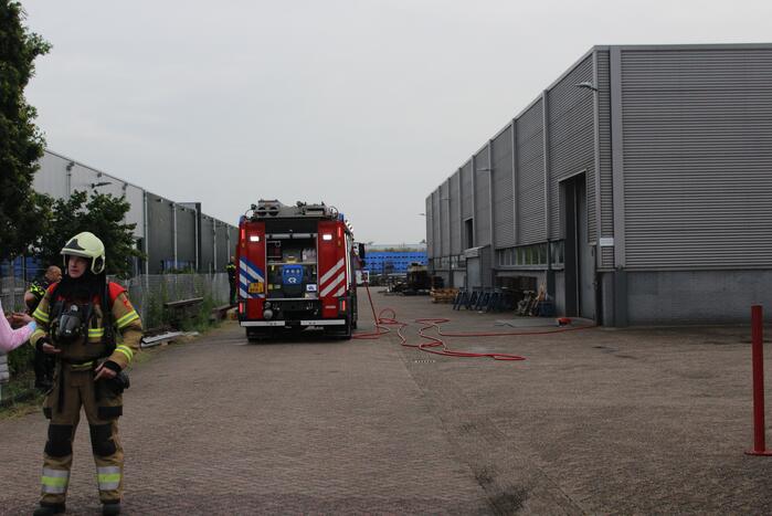 Bedrijfspand vol rook door brand