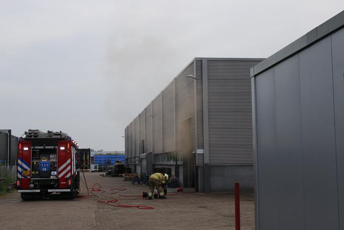 Bedrijfspand vol rook door brand