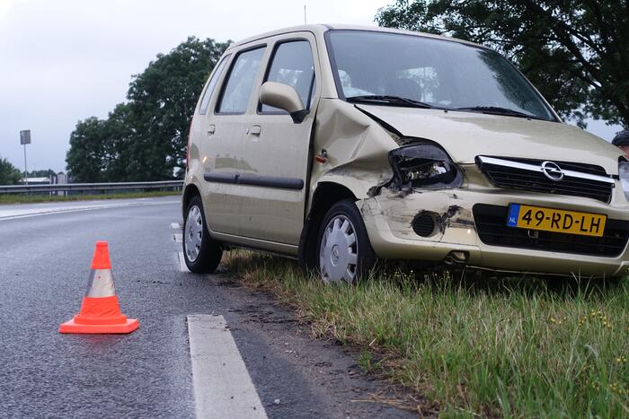 Automobilist rijdt tegen vangrail