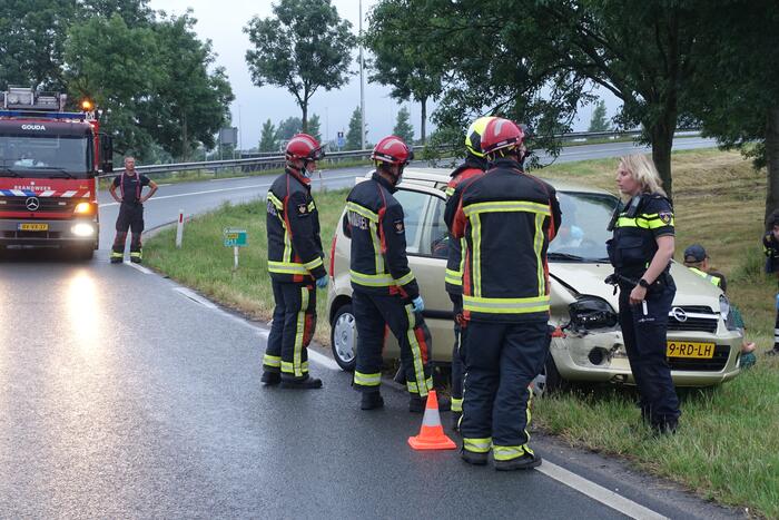Automobilist rijdt tegen vangrail