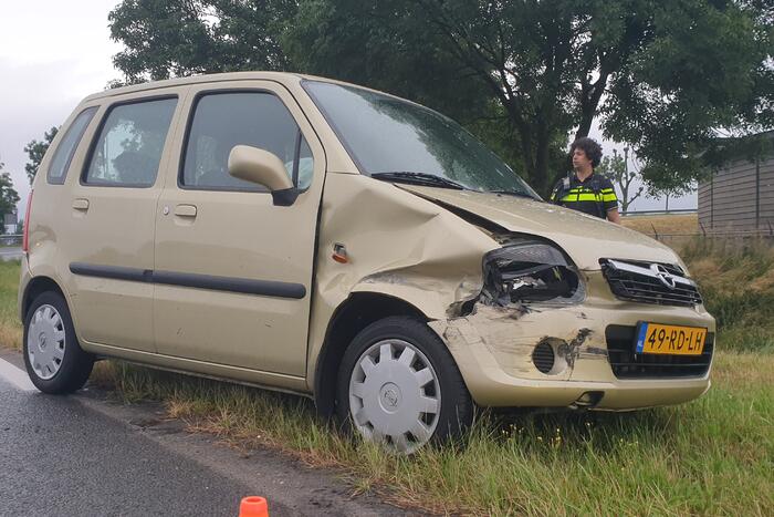 Automobilist rijdt tegen vangrail